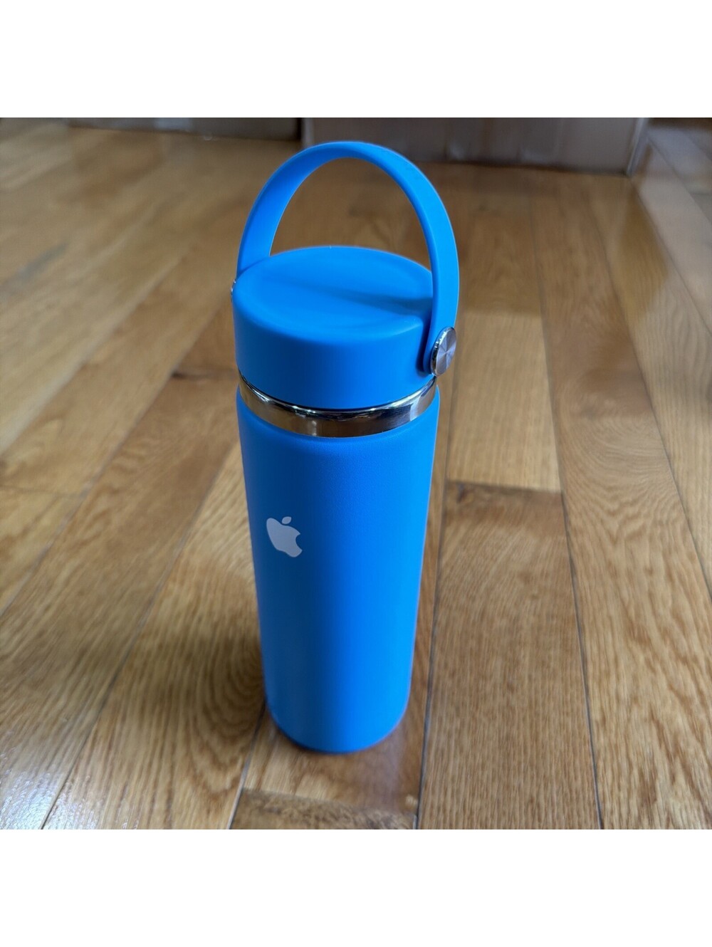 Apple Employee Hydro Flask Water Bottle 20oz Pacific Blue